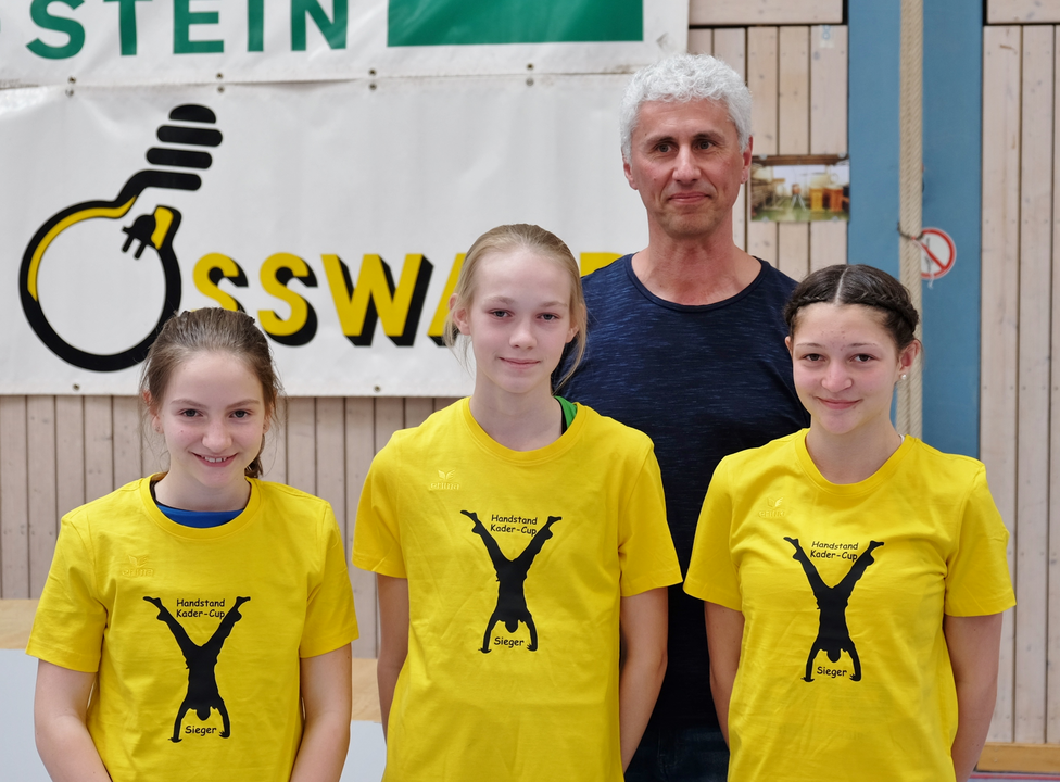 Handstand-Cup-Siegerinnen Leonie Papok, Lucia Temme und Samira Patzak mit Landestrainer Matthias Schlecht