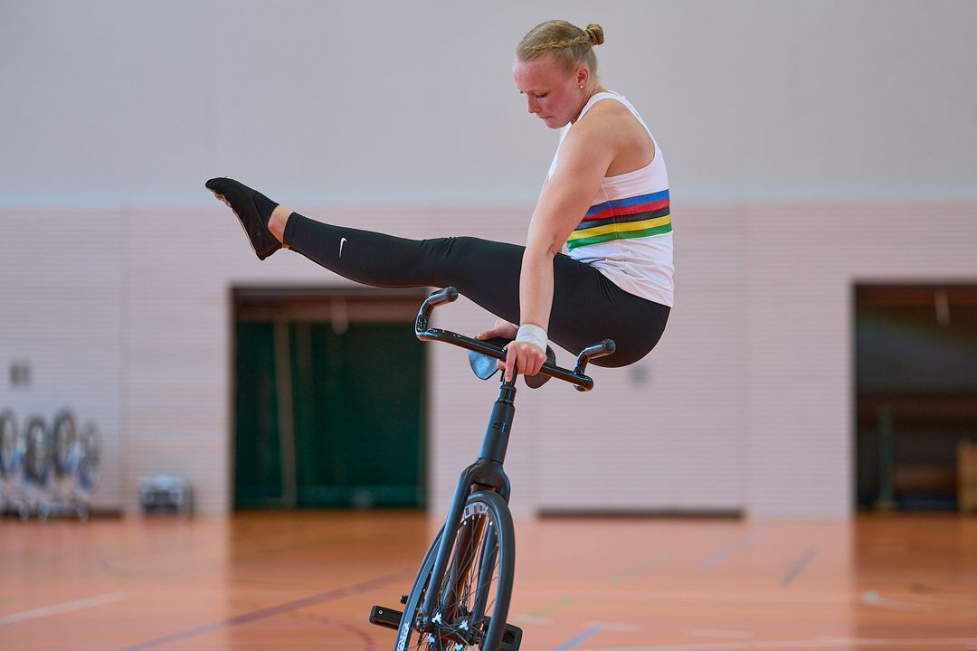 Im 1er Männer konnte sich Philipp-Thies Rapp (Tailfingen) vor Linus Weber (Kirchdorf) und Jonas Beiter (Trillfingen) den Titel sichern. Auf den Plätzen 4 und 5 folgen Simon Köcher (Öschelbronn) und Ruben Geyer (Denkendorf). Alle 5 Sportler haben sich für das DM-Halbfinale sowie die German Masters qualifiziert. Marvin Staudenmaier (Herbrechtingen /Soli) konnte nicht starten. Bei den Frauen gab es mit 14 Starterinnen das größte Teilnehmerfeld. Lara Füller (Poppenweiler) wurde hier Baden-Württembergische Meisterin, vor Hannah Reichle (Bad Schussenried) und Lisa Weber (Kirchdorf) die Bronze gewann. Auf die Ränge 4-14 platzierten sich die Sportlerinnen wie folgt: Sandra Öhler (Herrenzimmern), Theresa Klopfer (Ebnat), Charlotte Bantle (Empfingen), Stella Rith (Bonlanden), Carina Steinhilber (Tailfingen), Nele Metz (Unteribental), Xenia Zahn (Erlenbach), Carolyn Mitterhofer (Wendlingen), Viktoria Leinich (Weil im Schönbuch), Sofia Reichert (Poppenweiler) und Mia-Marie Muffler (Orsingen). Die ersten 11 Sportlerinnen sind hier beim DM-Halbfinale startberechtigt. Im 2er Frauen wurden Anika Papok/Anna-Sophia von Schneyder (Lottstetten) Landesmeisterinnen vor Sara und Lisa Knobelspies (Volkertshausen), beide Paare erreichten die Qualifikationspunktzahl für das DM-Halbfianle. Die Plätze 3 und 4 erreichen Andrea und Miriam Eugster (Lorch) sowie Nele Metz/Anne Dürrmeier (Unteribental). Simon Riedinger/Jonas Mächtig (Ilsfeld) gewannen den Titel im 2er Elite offen vor Torben Staudenmaier/Sonja Stalter (Herbrechtingen/Soli) und erreichten die notwendige Punktzahl für die weiteren Wettbewerbe. Das Duo Patrick Tisch/Julia Hämmerli (Magstadt) konnte nicht starten. Auch im 4er Kunstrad Frauen konnte beide Mannschaften sich für das DM-Halbfinale qualifizieren. Hier gewannen Carolin Schmid / Alina Bötzer / Franziska Bötzer / Sabrina Bürßner vom RMSV Aach Gold vor Denkendorf mit Lena Kling / Tamara Richter / Leonie Weber / Julia Wörner. Weitere vier Mannschaften traten im 4er Kunstrad Elite offen an. Hier wurden Lena Andorinha / Rebecca Grote / Yannick Gaißer / Jone Burow vom RMSV Aach Baden-Württembergische Meister. Silber ging an die SG Ilsfeld/Erlenbach mit Lea Keicher / Silja Donis / Xenia Zahn / Fabian Kerner und Bronze an Ebnat in der Besetzung Carolin Hald / Anita Kotulek / Marina Röck / Alexander Dies. Platz 4erreichte Denkendorf mit der Mannschaft Sylvia Drews / Pablo Geyer / Mike Lauterbach / Annika Schmauk. Auch hier sind alle für die weiteren Wettkämpfe auf nationale Ebene qualifiziert.  Der 6er Kunstradsport wird lediglich in der Offenen Klasse ausgetragen, hier gab es für den RMSV Aach einen Doppelsieg. Gold ging an Lena Andorinha / Rebecca Grote / Anika Meßmer / Hannah Elsässer / Yannick Gaißer / Jone Burow und silber an Natalie Grote / Sarah Bötzer / Carolin Schmid / Alina Bötzer /Franziska Bötzer / Sabrina Bürßner. Ebnat holte sich hier Bronze durch Peggy Kienle / Marina Röck / Alexander Deis / Anita Kotulek /Carolin Hald / Jessica Haag. Alle drei Mannschaften werden beim DM-Halbfinale dabei sein. Mit sieben Startern war das 4er Einrad der Frauen die größte Mannschaftsdisziplin bei der Baden-Württembergischen Meisterschaft, die sich alle weiter qualifizieren konnten. Den Titel holte sich das Aacher Quartett Sarah Bötzer / Alina Bötzer / Franziska Bötzer / Sabrina Bürßner. Silber und Bronze ging an die Mannschaften des ausrichtenden RC Oberesslingen, in der Besetzung  Jenny Schäfer / Amelie Gölz / Vivien Schuler / Madeline Schuler und Annett Horlacher / Marleen Aeckerle / Luisa Aeckerle / Kaja Luna Demuth. Rang vier belegten die zweite Mannschaft aus Aach mit Natalie Grote / Anika Meßmer / Hannah Elsässer / Carolin Schmid. Die Plätze 5 -7 gingen an Ravensburg (Sarah Rudolf / Sarah Tesch / Alisa Arndt / Julia Linder), Kieselbronn (Ronja Katz / Celina Faber / Celine Braun / Carolin Lang) und Nufringen (Tabea Fricke / Clara Kim / Amelie Maier / Ronja Seifried). Als alleiniger Starter im  4er Einrad Elite offen wurden  Lena Andorinha / Rebecca Grote / Yannick Gaißer / Jone Burow Landesmeister. Einen weiteren Doppelsieg gab es im 6er Einrad Elite offen für die Aacher Mannschaften, hier gewannen mit weniger als einem Punkt Vorsprung Natalie Grote / Sarah Bötzer / Carolin Schmid / Alina Bötzer /Franziska Bötzer / Sabrina Bürßner vor Lena Andorinha / Rebecca Grote / Anika Meßmer / HannahElsässer / Yannick Gaißer / Jone Burow. Bronze ging an die Lokalmatadoren Oberesslingen mit Kaja Luna Demuth / Marleen Aeckerle / Jenny Schäfer /Madeline Schuler / Amelie Gölz / Vivien Schuler und Ravensburg mit Julia Gasser / Sarah Tesch / Saskia Braun / Sarah Rudolf /Alisa Arndt / Anja Linder belegt Platz 4. Alle Mannschaften werden beim DM-Halbfinale dabei sein.