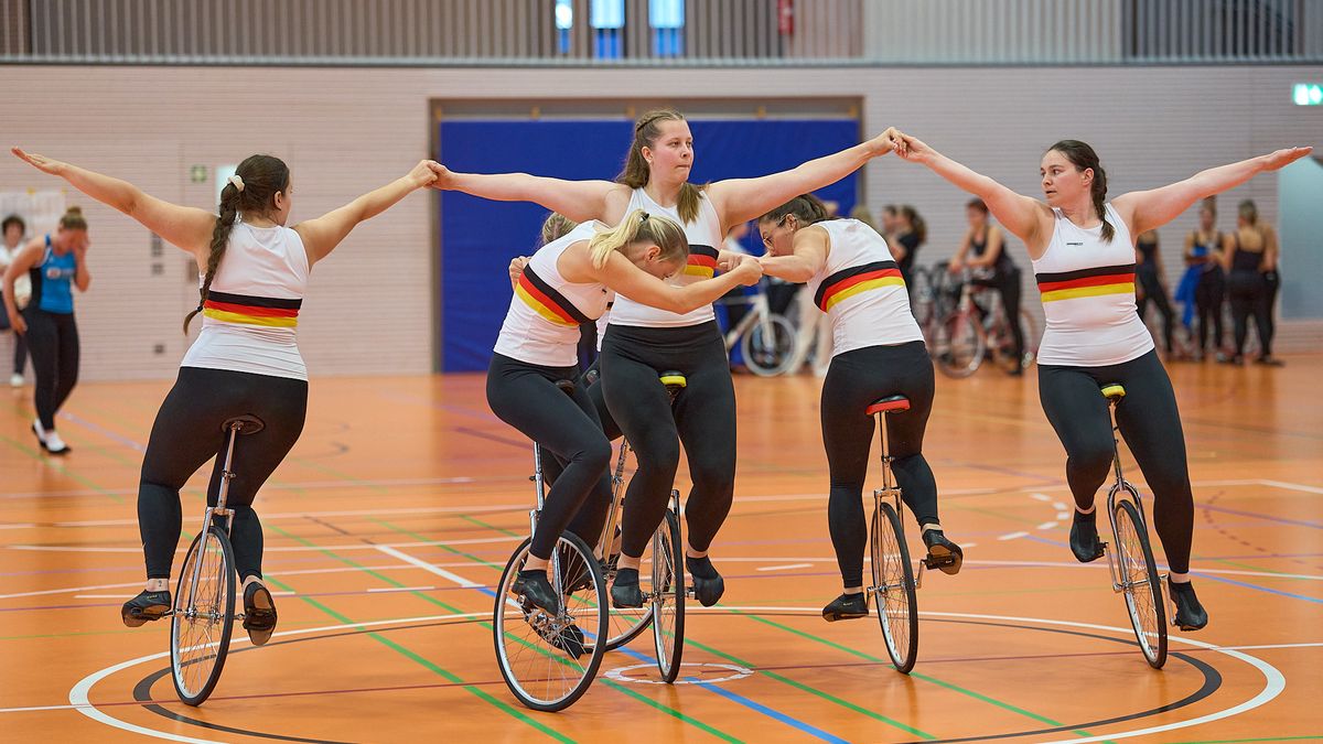 Im 1er Männer konnte sich Philipp-Thies Rapp (Tailfingen) vor Linus Weber (Kirchdorf) und Jonas Beiter (Trillfingen) den Titel sichern. Auf den Plätzen 4 und 5 folgen Simon Köcher (Öschelbronn) und Ruben Geyer (Denkendorf). Alle 5 Sportler haben sich für das DM-Halbfinale sowie die German Masters qualifiziert. Marvin Staudenmaier (Herbrechtingen /Soli) konnte nicht starten. Bei den Frauen gab es mit 14 Starterinnen das größte Teilnehmerfeld. Lara Füller (Poppenweiler) wurde hier Baden-Württembergische Meisterin, vor Hannah Reichle (Bad Schussenried) und Lisa Weber (Kirchdorf) die Bronze gewann. Auf die Ränge 4-14 platzierten sich die Sportlerinnen wie folgt: Sandra Öhler (Herrenzimmern), Theresa Klopfer (Ebnat), Charlotte Bantle (Empfingen), Stella Rith (Bonlanden), Carina Steinhilber (Tailfingen), Nele Metz (Unteribental), Xenia Zahn (Erlenbach), Carolyn Mitterhofer (Wendlingen), Viktoria Leinich (Weil im Schönbuch), Sofia Reichert (Poppenweiler) und Mia-Marie Muffler (Orsingen). Die ersten 11 Sportlerinnen sind hier beim DM-Halbfinale startberechtigt. Im 2er Frauen wurden Anika Papok/Anna-Sophia von Schneyder (Lottstetten) Landesmeisterinnen vor Sara und Lisa Knobelspies (Volkertshausen), beide Paare erreichten die Qualifikationspunktzahl für das DM-Halbfianle. Die Plätze 3 und 4 erreichen Andrea und Miriam Eugster (Lorch) sowie Nele Metz/Anne Dürrmeier (Unteribental). Simon Riedinger/Jonas Mächtig (Ilsfeld) gewannen den Titel im 2er Elite offen vor Torben Staudenmaier/Sonja Stalter (Herbrechtingen/Soli) und erreichten die notwendige Punktzahl für die weiteren Wettbewerbe. Das Duo Patrick Tisch/Julia Hämmerli (Magstadt) konnte nicht starten. Auch im 4er Kunstrad Frauen konnte beide Mannschaften sich für das DM-Halbfinale qualifizieren. Hier gewannen Carolin Schmid / Alina Bötzer / Franziska Bötzer / Sabrina Bürßner vom RMSV Aach Gold vor Denkendorf mit Lena Kling / Tamara Richter / Leonie Weber / Julia Wörner. Weitere vier Mannschaften traten im 4er Kunstrad Elite offen an. Hier wurden Lena Andorinha / Rebecca Grote / Yannick Gaißer / Jone Burow vom RMSV Aach Baden-Württembergische Meister. Silber ging an die SG Ilsfeld/Erlenbach mit Lea Keicher / Silja Donis / Xenia Zahn / Fabian Kerner und Bronze an Ebnat in der Besetzung Carolin Hald / Anita Kotulek / Marina Röck / Alexander Dies. Platz 4erreichte Denkendorf mit der Mannschaft Sylvia Drews / Pablo Geyer / Mike Lauterbach / Annika Schmauk. Auch hier sind alle für die weiteren Wettkämpfe auf nationale Ebene qualifiziert.  Der 6er Kunstradsport wird lediglich in der Offenen Klasse ausgetragen, hier gab es für den RMSV Aach einen Doppelsieg. Gold ging an Lena Andorinha / Rebecca Grote / Anika Meßmer / Hannah Elsässer / Yannick Gaißer / Jone Burow und silber an Natalie Grote / Sarah Bötzer / Carolin Schmid / Alina Bötzer /Franziska Bötzer / Sabrina Bürßner. Ebnat holte sich hier Bronze durch Peggy Kienle / Marina Röck / Alexander Deis / Anita Kotulek /Carolin Hald / Jessica Haag. Alle drei Mannschaften werden beim DM-Halbfinale dabei sein. Mit sieben Startern war das 4er Einrad der Frauen die größte Mannschaftsdisziplin bei der Baden-Württembergischen Meisterschaft, die sich alle weiter qualifizieren konnten. Den Titel holte sich das Aacher Quartett Sarah Bötzer / Alina Bötzer / Franziska Bötzer / Sabrina Bürßner. Silber und Bronze ging an die Mannschaften des ausrichtenden RC Oberesslingen, in der Besetzung  Jenny Schäfer / Amelie Gölz / Vivien Schuler / Madeline Schuler und Annett Horlacher / Marleen Aeckerle / Luisa Aeckerle / Kaja Luna Demuth. Rang vier belegten die zweite Mannschaft aus Aach mit Natalie Grote / Anika Meßmer / Hannah Elsässer / Carolin Schmid. Die Plätze 5 -7 gingen an Ravensburg (Sarah Rudolf / Sarah Tesch / Alisa Arndt / Julia Linder), Kieselbronn (Ronja Katz / Celina Faber / Celine Braun / Carolin Lang) und Nufringen (Tabea Fricke / Clara Kim / Amelie Maier / Ronja Seifried). Als alleiniger Starter im  4er Einrad Elite offen wurden  Lena Andorinha / Rebecca Grote / Yannick Gaißer / Jone Burow Landesmeister. Einen weiteren Doppelsieg gab es im 6er Einrad Elite offen für die Aacher Mannschaften, hier gewannen mit weniger als einem Punkt Vorsprung Natalie Grote / Sarah Bötzer / Carolin Schmid / Alina Bötzer /Franziska Bötzer / Sabrina Bürßner vor Lena Andorinha / Rebecca Grote / Anika Meßmer / HannahElsässer / Yannick Gaißer / Jone Burow. Bronze ging an die Lokalmatadoren Oberesslingen mit Kaja Luna Demuth / Marleen Aeckerle / Jenny Schäfer /Madeline Schuler / Amelie Gölz / Vivien Schuler und Ravensburg mit Julia Gasser / Sarah Tesch / Saskia Braun / Sarah Rudolf /Alisa Arndt / Anja Linder belegt Platz 4. Alle Mannschaften werden beim DM-Halbfinale dabei sein.