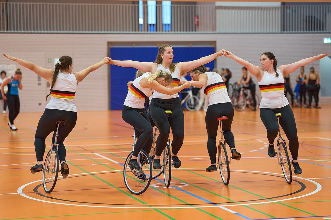 Im 1er Männer konnte sich Philipp-Thies Rapp (Tailfingen) vor Linus Weber (Kirchdorf) und Jonas Beiter (Trillfingen) den Titel sichern. Auf den Plätzen 4 und 5 folgen Simon Köcher (Öschelbronn) und Ruben Geyer (Denkendorf). Alle 5 Sportler haben sich für das DM-Halbfinale sowie die German Masters qualifiziert. Marvin Staudenmaier (Herbrechtingen /Soli) konnte nicht starten. Bei den Frauen gab es mit 14 Starterinnen das größte Teilnehmerfeld. Lara Füller (Poppenweiler) wurde hier Baden-Württembergische Meisterin, vor Hannah Reichle (Bad Schussenried) und Lisa Weber (Kirchdorf) die Bronze gewann. Auf die Ränge 4-14 platzierten sich die Sportlerinnen wie folgt: Sandra Öhler (Herrenzimmern), Theresa Klopfer (Ebnat), Charlotte Bantle (Empfingen), Stella Rith (Bonlanden), Carina Steinhilber (Tailfingen), Nele Metz (Unteribental), Xenia Zahn (Erlenbach), Carolyn Mitterhofer (Wendlingen), Viktoria Leinich (Weil im Schönbuch), Sofia Reichert (Poppenweiler) und Mia-Marie Muffler (Orsingen). Die ersten 11 Sportlerinnen sind hier beim DM-Halbfinale startberechtigt. Im 2er Frauen wurden Anika Papok/Anna-Sophia von Schneyder (Lottstetten) Landesmeisterinnen vor Sara und Lisa Knobelspies (Volkertshausen), beide Paare erreichten die Qualifikationspunktzahl für das DM-Halbfianle. Die Plätze 3 und 4 erreichen Andrea und Miriam Eugster (Lorch) sowie Nele Metz/Anne Dürrmeier (Unteribental). Simon Riedinger/Jonas Mächtig (Ilsfeld) gewannen den Titel im 2er Elite offen vor Torben Staudenmaier/Sonja Stalter (Herbrechtingen/Soli) und erreichten die notwendige Punktzahl für die weiteren Wettbewerbe. Das Duo Patrick Tisch/Julia Hämmerli (Magstadt) konnte nicht starten. Auch im 4er Kunstrad Frauen konnte beide Mannschaften sich für das DM-Halbfinale qualifizieren. Hier gewannen Carolin Schmid / Alina Bötzer / Franziska Bötzer / Sabrina Bürßner vom RMSV Aach Gold vor Denkendorf mit Lena Kling / Tamara Richter / Leonie Weber / Julia Wörner. Weitere vier Mannschaften traten im 4er Kunstrad Elite offen an. Hier wurden Lena Andorinha / Rebecca Grote / Yannick Gaißer / Jone Burow vom RMSV Aach Baden-Württembergische Meister. Silber ging an die SG Ilsfeld/Erlenbach mit Lea Keicher / Silja Donis / Xenia Zahn / Fabian Kerner und Bronze an Ebnat in der Besetzung Carolin Hald / Anita Kotulek / Marina Röck / Alexander Dies. Platz 4erreichte Denkendorf mit der Mannschaft Sylvia Drews / Pablo Geyer / Mike Lauterbach / Annika Schmauk. Auch hier sind alle für die weiteren Wettkämpfe auf nationale Ebene qualifiziert.  Der 6er Kunstradsport wird lediglich in der Offenen Klasse ausgetragen, hier gab es für den RMSV Aach einen Doppelsieg. Gold ging an Lena Andorinha / Rebecca Grote / Anika Meßmer / Hannah Elsässer / Yannick Gaißer / Jone Burow und silber an Natalie Grote / Sarah Bötzer / Carolin Schmid / Alina Bötzer /Franziska Bötzer / Sabrina Bürßner. Ebnat holte sich hier Bronze durch Peggy Kienle / Marina Röck / Alexander Deis / Anita Kotulek /Carolin Hald / Jessica Haag. Alle drei Mannschaften werden beim DM-Halbfinale dabei sein. Mit sieben Startern war das 4er Einrad der Frauen die größte Mannschaftsdisziplin bei der Baden-Württembergischen Meisterschaft, die sich alle weiter qualifizieren konnten. Den Titel holte sich das Aacher Quartett Sarah Bötzer / Alina Bötzer / Franziska Bötzer / Sabrina Bürßner. Silber und Bronze ging an die Mannschaften des ausrichtenden RC Oberesslingen, in der Besetzung  Jenny Schäfer / Amelie Gölz / Vivien Schuler / Madeline Schuler und Annett Horlacher / Marleen Aeckerle / Luisa Aeckerle / Kaja Luna Demuth. Rang vier belegten die zweite Mannschaft aus Aach mit Natalie Grote / Anika Meßmer / Hannah Elsässer / Carolin Schmid. Die Plätze 5 -7 gingen an Ravensburg (Sarah Rudolf / Sarah Tesch / Alisa Arndt / Julia Linder), Kieselbronn (Ronja Katz / Celina Faber / Celine Braun / Carolin Lang) und Nufringen (Tabea Fricke / Clara Kim / Amelie Maier / Ronja Seifried). Als alleiniger Starter im  4er Einrad Elite offen wurden  Lena Andorinha / Rebecca Grote / Yannick Gaißer / Jone Burow Landesmeister. Einen weiteren Doppelsieg gab es im 6er Einrad Elite offen für die Aacher Mannschaften, hier gewannen mit weniger als einem Punkt Vorsprung Natalie Grote / Sarah Bötzer / Carolin Schmid / Alina Bötzer /Franziska Bötzer / Sabrina Bürßner vor Lena Andorinha / Rebecca Grote / Anika Meßmer / HannahElsässer / Yannick Gaißer / Jone Burow. Bronze ging an die Lokalmatadoren Oberesslingen mit Kaja Luna Demuth / Marleen Aeckerle / Jenny Schäfer /Madeline Schuler / Amelie Gölz / Vivien Schuler und Ravensburg mit Julia Gasser / Sarah Tesch / Saskia Braun / Sarah Rudolf /Alisa Arndt / Anja Linder belegt Platz 4. Alle Mannschaften werden beim DM-Halbfinale dabei sein.