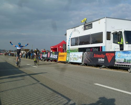 Laurin Winter siegt solo in der Finaletappe im Schmolke-Carbon-Cup in Pfullendorf