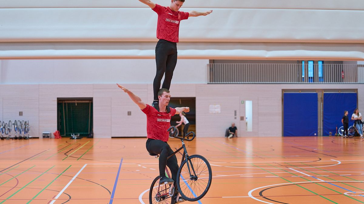 Im 1er Männer konnte sich Philipp-Thies Rapp (Tailfingen) vor Linus Weber (Kirchdorf) und Jonas Beiter (Trillfingen) den Titel sichern. Auf den Plätzen 4 und 5 folgen Simon Köcher (Öschelbronn) und Ruben Geyer (Denkendorf). Alle 5 Sportler haben sich für das DM-Halbfinale sowie die German Masters qualifiziert. Marvin Staudenmaier (Herbrechtingen /Soli) konnte nicht starten. Bei den Frauen gab es mit 14 Starterinnen das größte Teilnehmerfeld. Lara Füller (Poppenweiler) wurde hier Baden-Württembergische Meisterin, vor Hannah Reichle (Bad Schussenried) und Lisa Weber (Kirchdorf) die Bronze gewann. Auf die Ränge 4-14 platzierten sich die Sportlerinnen wie folgt: Sandra Öhler (Herrenzimmern), Theresa Klopfer (Ebnat), Charlotte Bantle (Empfingen), Stella Rith (Bonlanden), Carina Steinhilber (Tailfingen), Nele Metz (Unteribental), Xenia Zahn (Erlenbach), Carolyn Mitterhofer (Wendlingen), Viktoria Leinich (Weil im Schönbuch), Sofia Reichert (Poppenweiler) und Mia-Marie Muffler (Orsingen). Die ersten 11 Sportlerinnen sind hier beim DM-Halbfinale startberechtigt. Im 2er Frauen wurden Anika Papok/Anna-Sophia von Schneyder (Lottstetten) Landesmeisterinnen vor Sara und Lisa Knobelspies (Volkertshausen), beide Paare erreichten die Qualifikationspunktzahl für das DM-Halbfianle. Die Plätze 3 und 4 erreichen Andrea und Miriam Eugster (Lorch) sowie Nele Metz/Anne Dürrmeier (Unteribental). Simon Riedinger/Jonas Mächtig (Ilsfeld) gewannen den Titel im 2er Elite offen vor Torben Staudenmaier/Sonja Stalter (Herbrechtingen/Soli) und erreichten die notwendige Punktzahl für die weiteren Wettbewerbe. Das Duo Patrick Tisch/Julia Hämmerli (Magstadt) konnte nicht starten. Auch im 4er Kunstrad Frauen konnte beide Mannschaften sich für das DM-Halbfinale qualifizieren. Hier gewannen Carolin Schmid / Alina Bötzer / Franziska Bötzer / Sabrina Bürßner vom RMSV Aach Gold vor Denkendorf mit Lena Kling / Tamara Richter / Leonie Weber / Julia Wörner. Weitere vier Mannschaften traten im 4er Kunstrad Elite offen an. Hier wurden Lena Andorinha / Rebecca Grote / Yannick Gaißer / Jone Burow vom RMSV Aach Baden-Württembergische Meister. Silber ging an die SG Ilsfeld/Erlenbach mit Lea Keicher / Silja Donis / Xenia Zahn / Fabian Kerner und Bronze an Ebnat in der Besetzung Carolin Hald / Anita Kotulek / Marina Röck / Alexander Dies. Platz 4erreichte Denkendorf mit der Mannschaft Sylvia Drews / Pablo Geyer / Mike Lauterbach / Annika Schmauk. Auch hier sind alle für die weiteren Wettkämpfe auf nationale Ebene qualifiziert.  Der 6er Kunstradsport wird lediglich in der Offenen Klasse ausgetragen, hier gab es für den RMSV Aach einen Doppelsieg. Gold ging an Lena Andorinha / Rebecca Grote / Anika Meßmer / Hannah Elsässer / Yannick Gaißer / Jone Burow und silber an Natalie Grote / Sarah Bötzer / Carolin Schmid / Alina Bötzer /Franziska Bötzer / Sabrina Bürßner. Ebnat holte sich hier Bronze durch Peggy Kienle / Marina Röck / Alexander Deis / Anita Kotulek /Carolin Hald / Jessica Haag. Alle drei Mannschaften werden beim DM-Halbfinale dabei sein. Mit sieben Startern war das 4er Einrad der Frauen die größte Mannschaftsdisziplin bei der Baden-Württembergischen Meisterschaft, die sich alle weiter qualifizieren konnten. Den Titel holte sich das Aacher Quartett Sarah Bötzer / Alina Bötzer / Franziska Bötzer / Sabrina Bürßner. Silber und Bronze ging an die Mannschaften des ausrichtenden RC Oberesslingen, in der Besetzung  Jenny Schäfer / Amelie Gölz / Vivien Schuler / Madeline Schuler und Annett Horlacher / Marleen Aeckerle / Luisa Aeckerle / Kaja Luna Demuth. Rang vier belegten die zweite Mannschaft aus Aach mit Natalie Grote / Anika Meßmer / Hannah Elsässer / Carolin Schmid. Die Plätze 5 -7 gingen an Ravensburg (Sarah Rudolf / Sarah Tesch / Alisa Arndt / Julia Linder), Kieselbronn (Ronja Katz / Celina Faber / Celine Braun / Carolin Lang) und Nufringen (Tabea Fricke / Clara Kim / Amelie Maier / Ronja Seifried). Als alleiniger Starter im  4er Einrad Elite offen wurden  Lena Andorinha / Rebecca Grote / Yannick Gaißer / Jone Burow Landesmeister. Einen weiteren Doppelsieg gab es im 6er Einrad Elite offen für die Aacher Mannschaften, hier gewannen mit weniger als einem Punkt Vorsprung Natalie Grote / Sarah Bötzer / Carolin Schmid / Alina Bötzer /Franziska Bötzer / Sabrina Bürßner vor Lena Andorinha / Rebecca Grote / Anika Meßmer / HannahElsässer / Yannick Gaißer / Jone Burow. Bronze ging an die Lokalmatadoren Oberesslingen mit Kaja Luna Demuth / Marleen Aeckerle / Jenny Schäfer /Madeline Schuler / Amelie Gölz / Vivien Schuler und Ravensburg mit Julia Gasser / Sarah Tesch / Saskia Braun / Sarah Rudolf /Alisa Arndt / Anja Linder belegt Platz 4. Alle Mannschaften werden beim DM-Halbfinale dabei sein.