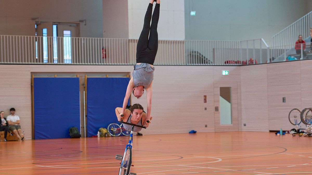Im 1er Männer konnte sich Philipp-Thies Rapp (Tailfingen) vor Linus Weber (Kirchdorf) und Jonas Beiter (Trillfingen) den Titel sichern. Auf den Plätzen 4 und 5 folgen Simon Köcher (Öschelbronn) und Ruben Geyer (Denkendorf). Alle 5 Sportler haben sich für das DM-Halbfinale sowie die German Masters qualifiziert. Marvin Staudenmaier (Herbrechtingen /Soli) konnte nicht starten. Bei den Frauen gab es mit 14 Starterinnen das größte Teilnehmerfeld. Lara Füller (Poppenweiler) wurde hier Baden-Württembergische Meisterin, vor Hannah Reichle (Bad Schussenried) und Lisa Weber (Kirchdorf) die Bronze gewann. Auf die Ränge 4-14 platzierten sich die Sportlerinnen wie folgt: Sandra Öhler (Herrenzimmern), Theresa Klopfer (Ebnat), Charlotte Bantle (Empfingen), Stella Rith (Bonlanden), Carina Steinhilber (Tailfingen), Nele Metz (Unteribental), Xenia Zahn (Erlenbach), Carolyn Mitterhofer (Wendlingen), Viktoria Leinich (Weil im Schönbuch), Sofia Reichert (Poppenweiler) und Mia-Marie Muffler (Orsingen). Die ersten 11 Sportlerinnen sind hier beim DM-Halbfinale startberechtigt. Im 2er Frauen wurden Anika Papok/Anna-Sophia von Schneyder (Lottstetten) Landesmeisterinnen vor Sara und Lisa Knobelspies (Volkertshausen), beide Paare erreichten die Qualifikationspunktzahl für das DM-Halbfianle. Die Plätze 3 und 4 erreichen Andrea und Miriam Eugster (Lorch) sowie Nele Metz/Anne Dürrmeier (Unteribental). Simon Riedinger/Jonas Mächtig (Ilsfeld) gewannen den Titel im 2er Elite offen vor Torben Staudenmaier/Sonja Stalter (Herbrechtingen/Soli) und erreichten die notwendige Punktzahl für die weiteren Wettbewerbe. Das Duo Patrick Tisch/Julia Hämmerli (Magstadt) konnte nicht starten. Auch im 4er Kunstrad Frauen konnte beide Mannschaften sich für das DM-Halbfinale qualifizieren. Hier gewannen Carolin Schmid / Alina Bötzer / Franziska Bötzer / Sabrina Bürßner vom RMSV Aach Gold vor Denkendorf mit Lena Kling / Tamara Richter / Leonie Weber / Julia Wörner. Weitere vier Mannschaften traten im 4er Kunstrad Elite offen an. Hier wurden Lena Andorinha / Rebecca Grote / Yannick Gaißer / Jone Burow vom RMSV Aach Baden-Württembergische Meister. Silber ging an die SG Ilsfeld/Erlenbach mit Lea Keicher / Silja Donis / Xenia Zahn / Fabian Kerner und Bronze an Ebnat in der Besetzung Carolin Hald / Anita Kotulek / Marina Röck / Alexander Dies. Platz 4erreichte Denkendorf mit der Mannschaft Sylvia Drews / Pablo Geyer / Mike Lauterbach / Annika Schmauk. Auch hier sind alle für die weiteren Wettkämpfe auf nationale Ebene qualifiziert.  Der 6er Kunstradsport wird lediglich in der Offenen Klasse ausgetragen, hier gab es für den RMSV Aach einen Doppelsieg. Gold ging an Lena Andorinha / Rebecca Grote / Anika Meßmer / Hannah Elsässer / Yannick Gaißer / Jone Burow und silber an Natalie Grote / Sarah Bötzer / Carolin Schmid / Alina Bötzer /Franziska Bötzer / Sabrina Bürßner. Ebnat holte sich hier Bronze durch Peggy Kienle / Marina Röck / Alexander Deis / Anita Kotulek /Carolin Hald / Jessica Haag. Alle drei Mannschaften werden beim DM-Halbfinale dabei sein. Mit sieben Startern war das 4er Einrad der Frauen die größte Mannschaftsdisziplin bei der Baden-Württembergischen Meisterschaft, die sich alle weiter qualifizieren konnten. Den Titel holte sich das Aacher Quartett Sarah Bötzer / Alina Bötzer / Franziska Bötzer / Sabrina Bürßner. Silber und Bronze ging an die Mannschaften des ausrichtenden RC Oberesslingen, in der Besetzung  Jenny Schäfer / Amelie Gölz / Vivien Schuler / Madeline Schuler und Annett Horlacher / Marleen Aeckerle / Luisa Aeckerle / Kaja Luna Demuth. Rang vier belegten die zweite Mannschaft aus Aach mit Natalie Grote / Anika Meßmer / Hannah Elsässer / Carolin Schmid. Die Plätze 5 -7 gingen an Ravensburg (Sarah Rudolf / Sarah Tesch / Alisa Arndt / Julia Linder), Kieselbronn (Ronja Katz / Celina Faber / Celine Braun / Carolin Lang) und Nufringen (Tabea Fricke / Clara Kim / Amelie Maier / Ronja Seifried). Als alleiniger Starter im  4er Einrad Elite offen wurden  Lena Andorinha / Rebecca Grote / Yannick Gaißer / Jone Burow Landesmeister. Einen weiteren Doppelsieg gab es im 6er Einrad Elite offen für die Aacher Mannschaften, hier gewannen mit weniger als einem Punkt Vorsprung Natalie Grote / Sarah Bötzer / Carolin Schmid / Alina Bötzer /Franziska Bötzer / Sabrina Bürßner vor Lena Andorinha / Rebecca Grote / Anika Meßmer / HannahElsässer / Yannick Gaißer / Jone Burow. Bronze ging an die Lokalmatadoren Oberesslingen mit Kaja Luna Demuth / Marleen Aeckerle / Jenny Schäfer /Madeline Schuler / Amelie Gölz / Vivien Schuler und Ravensburg mit Julia Gasser / Sarah Tesch / Saskia Braun / Sarah Rudolf /Alisa Arndt / Anja Linder belegt Platz 4. Alle Mannschaften werden beim DM-Halbfinale dabei sein.