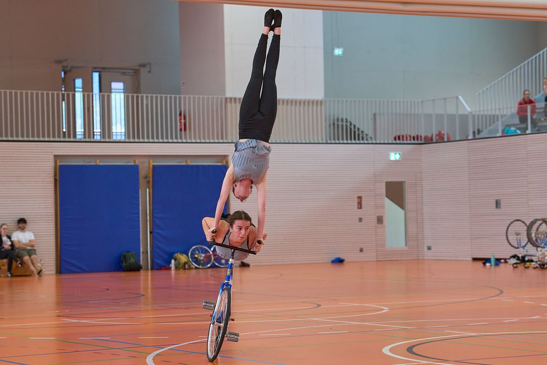 Im 1er Männer konnte sich Philipp-Thies Rapp (Tailfingen) vor Linus Weber (Kirchdorf) und Jonas Beiter (Trillfingen) den Titel sichern. Auf den Plätzen 4 und 5 folgen Simon Köcher (Öschelbronn) und Ruben Geyer (Denkendorf). Alle 5 Sportler haben sich für das DM-Halbfinale sowie die German Masters qualifiziert. Marvin Staudenmaier (Herbrechtingen /Soli) konnte nicht starten. Bei den Frauen gab es mit 14 Starterinnen das größte Teilnehmerfeld. Lara Füller (Poppenweiler) wurde hier Baden-Württembergische Meisterin, vor Hannah Reichle (Bad Schussenried) und Lisa Weber (Kirchdorf) die Bronze gewann. Auf die Ränge 4-14 platzierten sich die Sportlerinnen wie folgt: Sandra Öhler (Herrenzimmern), Theresa Klopfer (Ebnat), Charlotte Bantle (Empfingen), Stella Rith (Bonlanden), Carina Steinhilber (Tailfingen), Nele Metz (Unteribental), Xenia Zahn (Erlenbach), Carolyn Mitterhofer (Wendlingen), Viktoria Leinich (Weil im Schönbuch), Sofia Reichert (Poppenweiler) und Mia-Marie Muffler (Orsingen). Die ersten 11 Sportlerinnen sind hier beim DM-Halbfinale startberechtigt. Im 2er Frauen wurden Anika Papok/Anna-Sophia von Schneyder (Lottstetten) Landesmeisterinnen vor Sara und Lisa Knobelspies (Volkertshausen), beide Paare erreichten die Qualifikationspunktzahl für das DM-Halbfianle. Die Plätze 3 und 4 erreichen Andrea und Miriam Eugster (Lorch) sowie Nele Metz/Anne Dürrmeier (Unteribental). Simon Riedinger/Jonas Mächtig (Ilsfeld) gewannen den Titel im 2er Elite offen vor Torben Staudenmaier/Sonja Stalter (Herbrechtingen/Soli) und erreichten die notwendige Punktzahl für die weiteren Wettbewerbe. Das Duo Patrick Tisch/Julia Hämmerli (Magstadt) konnte nicht starten. Auch im 4er Kunstrad Frauen konnte beide Mannschaften sich für das DM-Halbfinale qualifizieren. Hier gewannen Carolin Schmid / Alina Bötzer / Franziska Bötzer / Sabrina Bürßner vom RMSV Aach Gold vor Denkendorf mit Lena Kling / Tamara Richter / Leonie Weber / Julia Wörner. Weitere vier Mannschaften traten im 4er Kunstrad Elite offen an. Hier wurden Lena Andorinha / Rebecca Grote / Yannick Gaißer / Jone Burow vom RMSV Aach Baden-Württembergische Meister. Silber ging an die SG Ilsfeld/Erlenbach mit Lea Keicher / Silja Donis / Xenia Zahn / Fabian Kerner und Bronze an Ebnat in der Besetzung Carolin Hald / Anita Kotulek / Marina Röck / Alexander Dies. Platz 4erreichte Denkendorf mit der Mannschaft Sylvia Drews / Pablo Geyer / Mike Lauterbach / Annika Schmauk. Auch hier sind alle für die weiteren Wettkämpfe auf nationale Ebene qualifiziert.  Der 6er Kunstradsport wird lediglich in der Offenen Klasse ausgetragen, hier gab es für den RMSV Aach einen Doppelsieg. Gold ging an Lena Andorinha / Rebecca Grote / Anika Meßmer / Hannah Elsässer / Yannick Gaißer / Jone Burow und silber an Natalie Grote / Sarah Bötzer / Carolin Schmid / Alina Bötzer /Franziska Bötzer / Sabrina Bürßner. Ebnat holte sich hier Bronze durch Peggy Kienle / Marina Röck / Alexander Deis / Anita Kotulek /Carolin Hald / Jessica Haag. Alle drei Mannschaften werden beim DM-Halbfinale dabei sein. Mit sieben Startern war das 4er Einrad der Frauen die größte Mannschaftsdisziplin bei der Baden-Württembergischen Meisterschaft, die sich alle weiter qualifizieren konnten. Den Titel holte sich das Aacher Quartett Sarah Bötzer / Alina Bötzer / Franziska Bötzer / Sabrina Bürßner. Silber und Bronze ging an die Mannschaften des ausrichtenden RC Oberesslingen, in der Besetzung  Jenny Schäfer / Amelie Gölz / Vivien Schuler / Madeline Schuler und Annett Horlacher / Marleen Aeckerle / Luisa Aeckerle / Kaja Luna Demuth. Rang vier belegten die zweite Mannschaft aus Aach mit Natalie Grote / Anika Meßmer / Hannah Elsässer / Carolin Schmid. Die Plätze 5 -7 gingen an Ravensburg (Sarah Rudolf / Sarah Tesch / Alisa Arndt / Julia Linder), Kieselbronn (Ronja Katz / Celina Faber / Celine Braun / Carolin Lang) und Nufringen (Tabea Fricke / Clara Kim / Amelie Maier / Ronja Seifried). Als alleiniger Starter im  4er Einrad Elite offen wurden  Lena Andorinha / Rebecca Grote / Yannick Gaißer / Jone Burow Landesmeister. Einen weiteren Doppelsieg gab es im 6er Einrad Elite offen für die Aacher Mannschaften, hier gewannen mit weniger als einem Punkt Vorsprung Natalie Grote / Sarah Bötzer / Carolin Schmid / Alina Bötzer /Franziska Bötzer / Sabrina Bürßner vor Lena Andorinha / Rebecca Grote / Anika Meßmer / HannahElsässer / Yannick Gaißer / Jone Burow. Bronze ging an die Lokalmatadoren Oberesslingen mit Kaja Luna Demuth / Marleen Aeckerle / Jenny Schäfer /Madeline Schuler / Amelie Gölz / Vivien Schuler und Ravensburg mit Julia Gasser / Sarah Tesch / Saskia Braun / Sarah Rudolf /Alisa Arndt / Anja Linder belegt Platz 4. Alle Mannschaften werden beim DM-Halbfinale dabei sein.